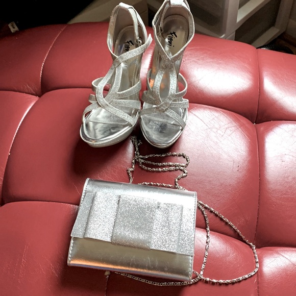 Heels in purse - Picture 1 of 2